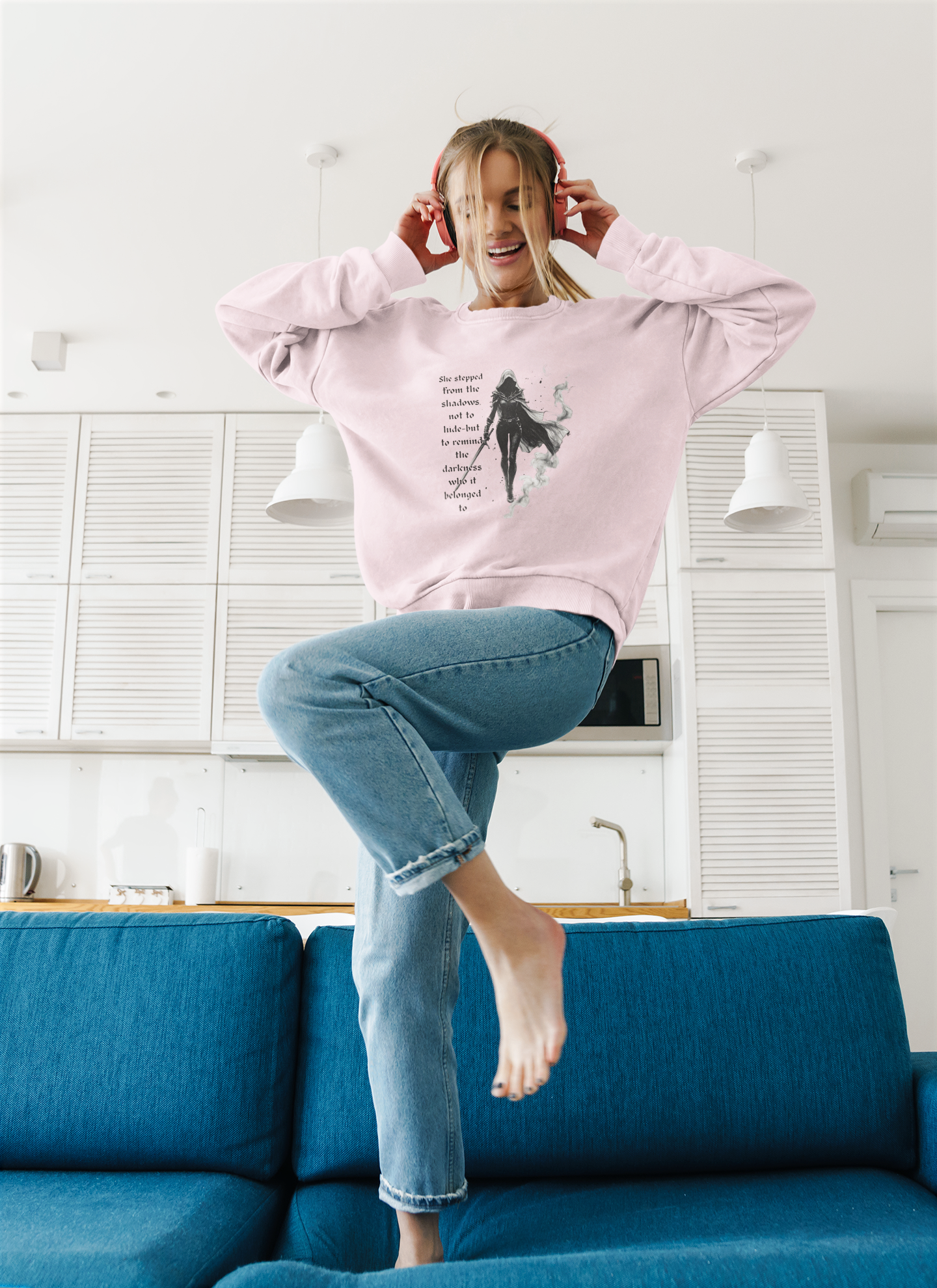 Heir of Fire Throne of Glass Sweatshirt, cozy autumn apparel for any Sarah J Maas fan. With a touch of darkness and assassin vibes.